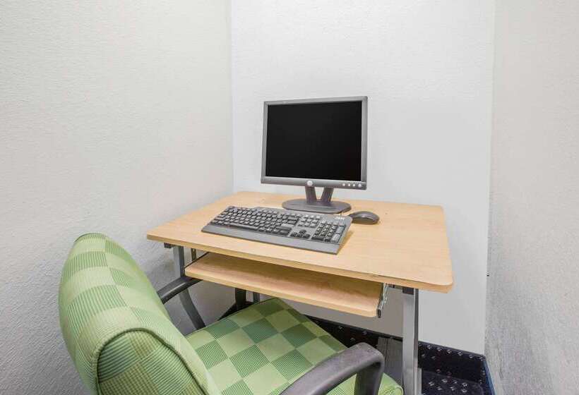 汽车旅馆 Super 8 By Wyndham Howe