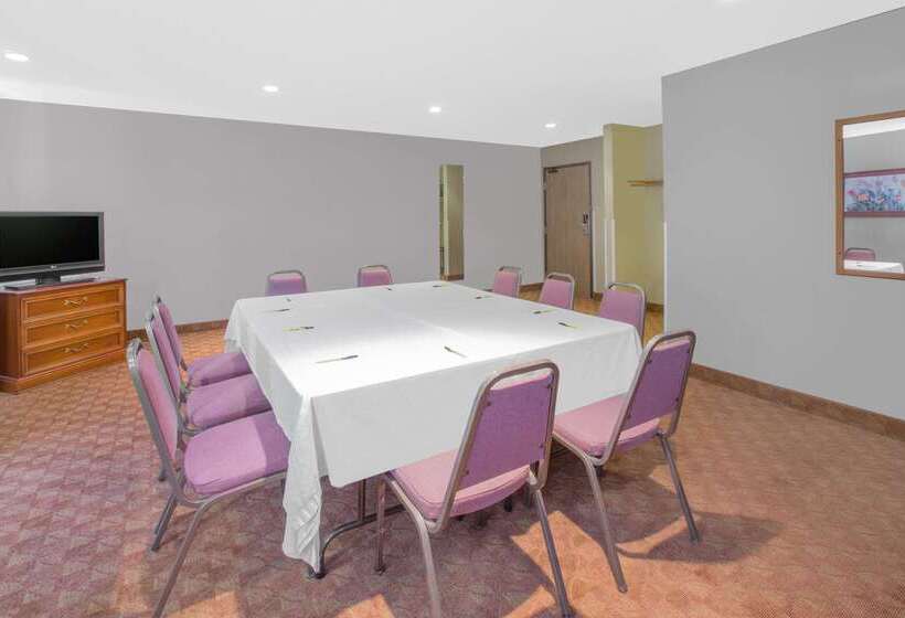 汽车旅馆 Super 8 By Wyndham Howe