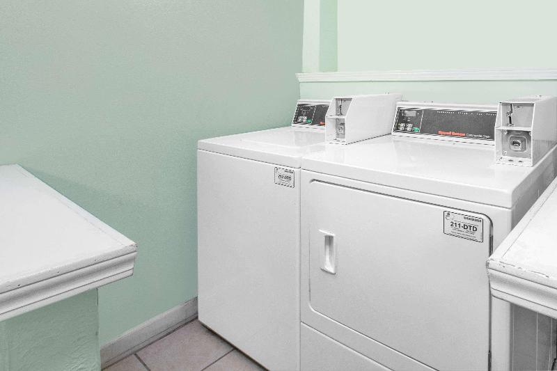 汽车旅馆 Super 8 By Wyndham Howe