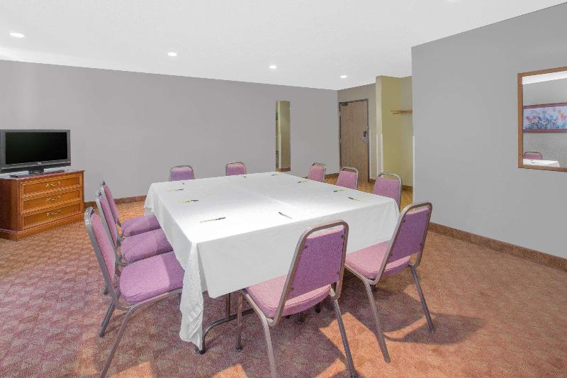 汽车旅馆 Super 8 By Wyndham Howe