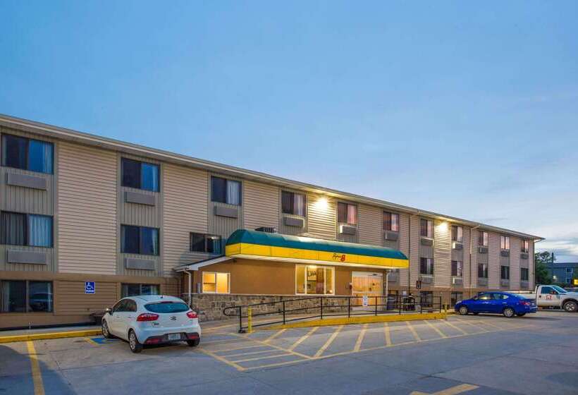 מוטל Super 8 By Wyndham Iowa City/coralville