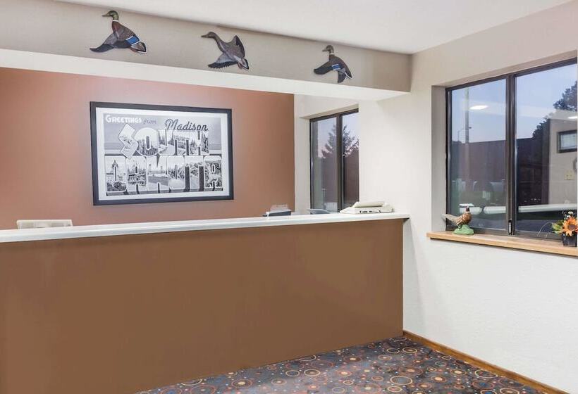 فندق على الطريق Super 8 By Wyndham Madison