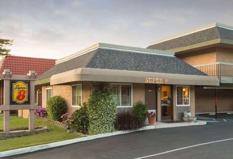 فندق على الطريق Super 8 By Wyndham Martinez