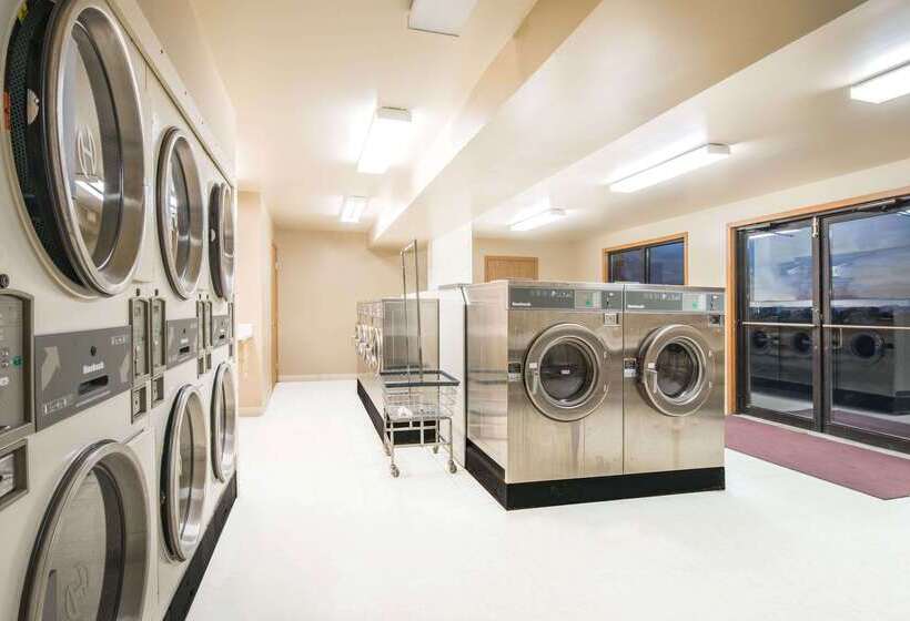 فندق على الطريق Super 8 By Wyndham Miller