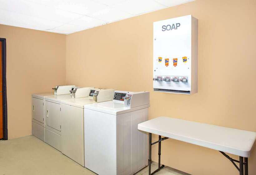 فندق على الطريق Super 8 By Wyndham North Palm Beach