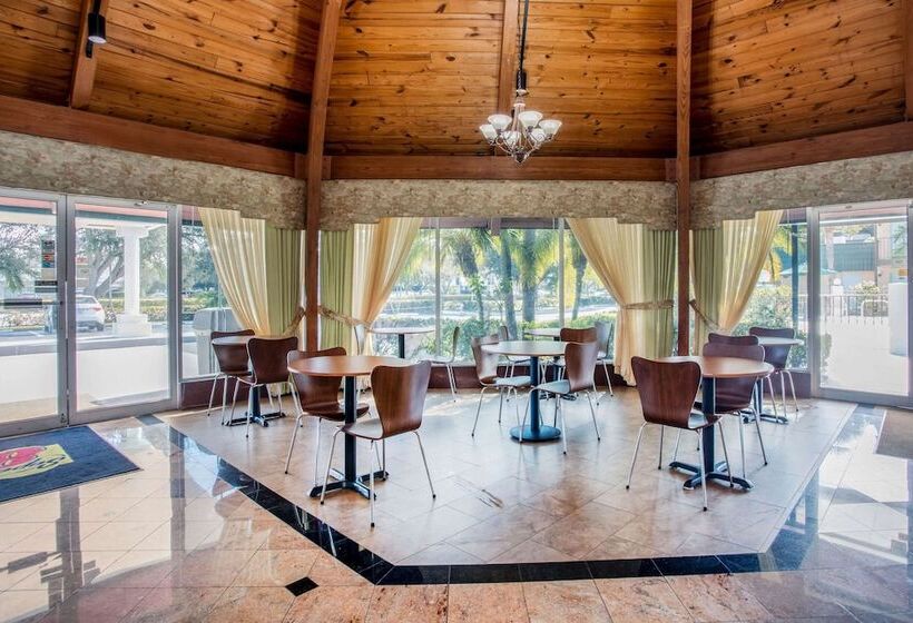 فندق على الطريق Super 8 By Wyndham North Palm Beach