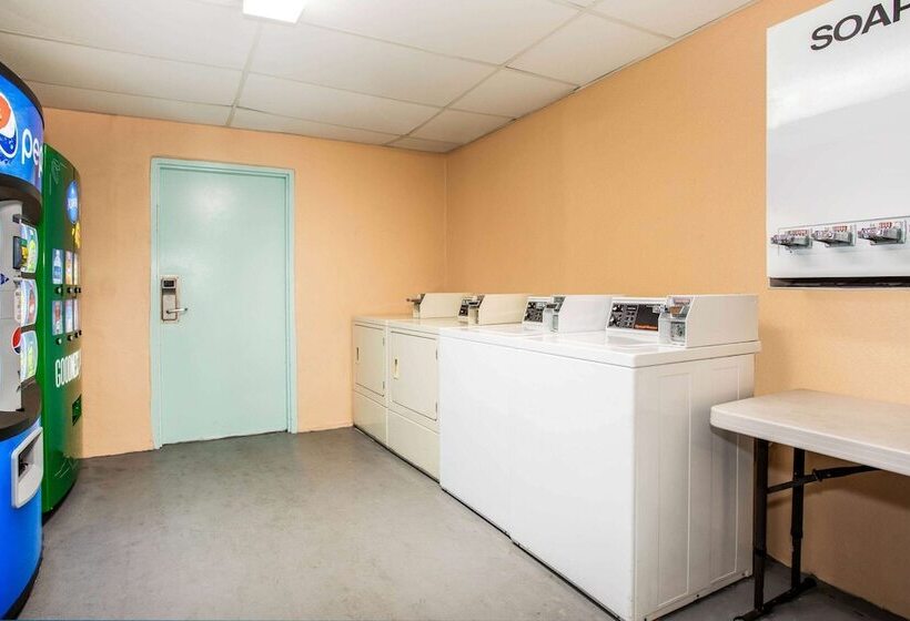 فندق على الطريق Super 8 By Wyndham North Palm Beach