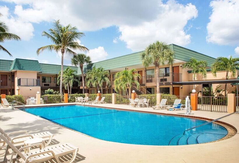فندق على الطريق Super 8 By Wyndham North Palm Beach