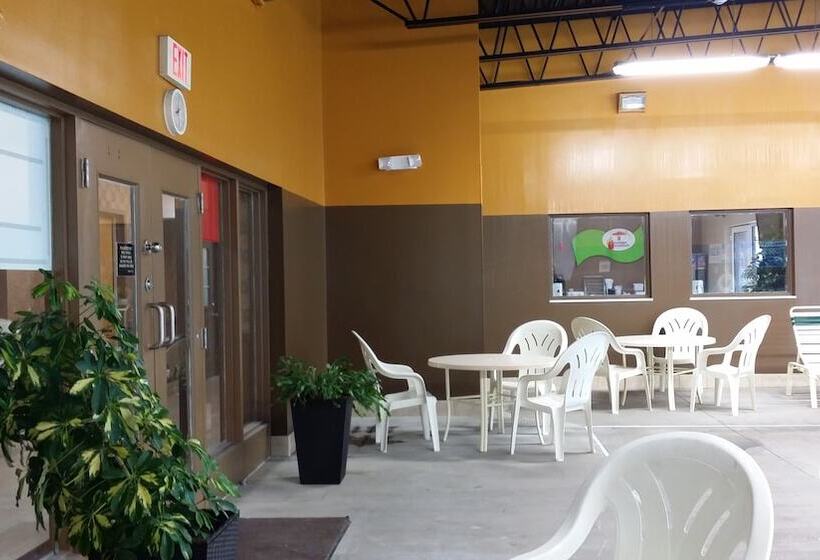 فندق على الطريق Super 8 By Wyndham Plattsburgh