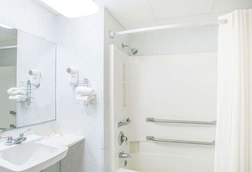 فندق على الطريق Super 8 By Wyndham Plattsburgh