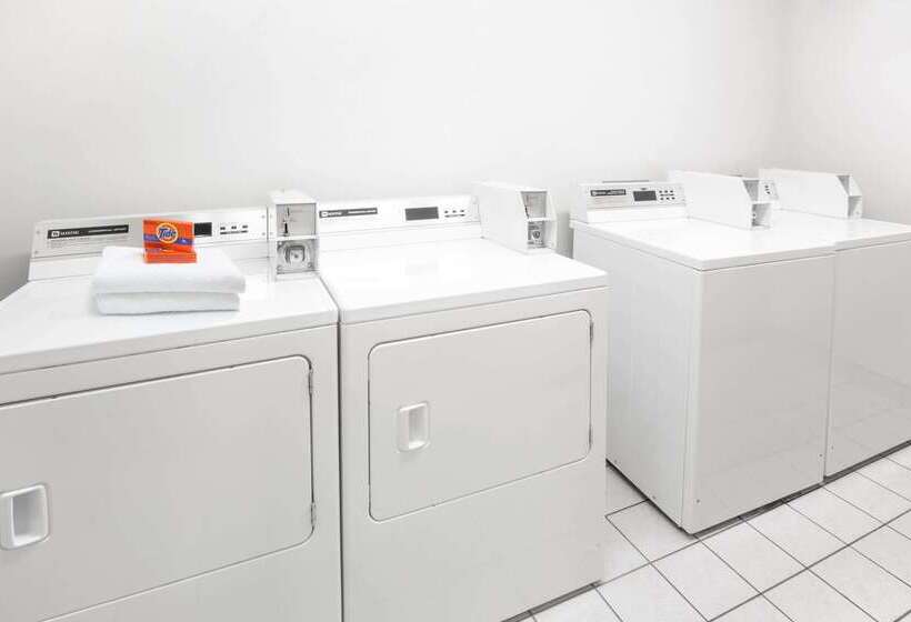 فندق على الطريق Super 8 By Wyndham Redmond