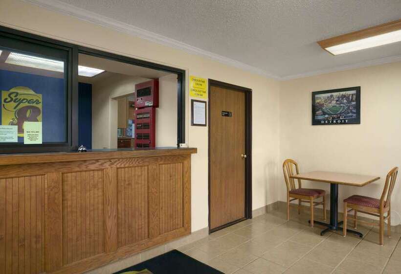 فندق على الطريق Super 8 By Wyndham Saginaw