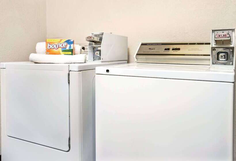 فندق على الطريق Super 8 By Wyndham Shakopee