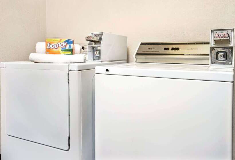 فندق على الطريق Super 8 By Wyndham Shakopee