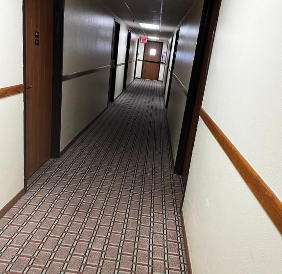 فندق على الطريق Super 8 By Wyndham Smithville Kansas City