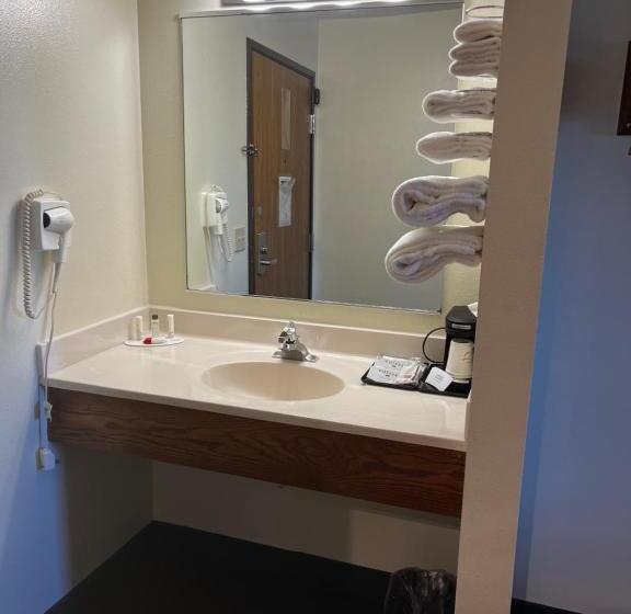 فندق على الطريق Super 8 By Wyndham Smithville Kansas City