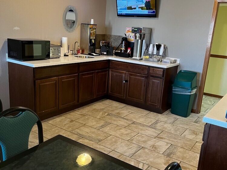 فندق على الطريق Super 8 By Wyndham Smithville Kansas City