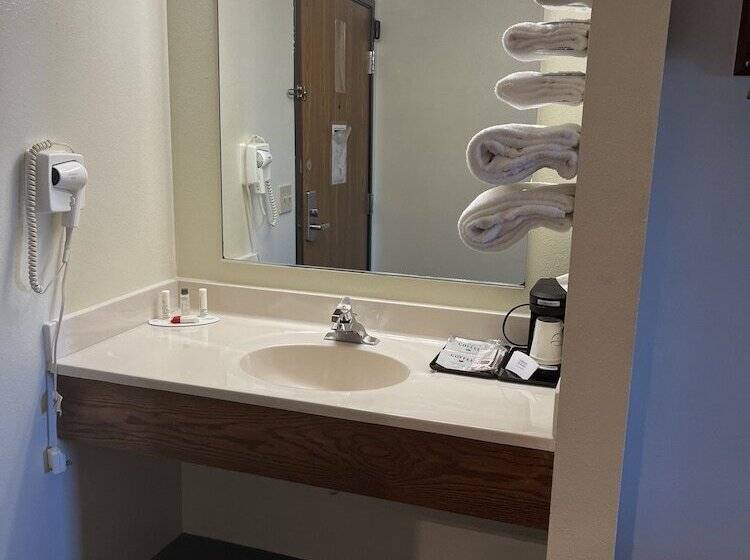 فندق على الطريق Super 8 By Wyndham Smithville Kansas City