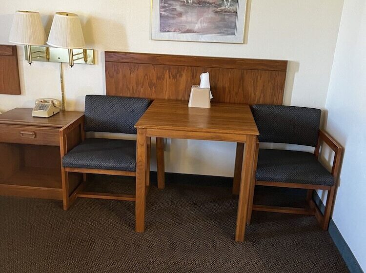 فندق على الطريق Super 8 By Wyndham Smithville Kansas City