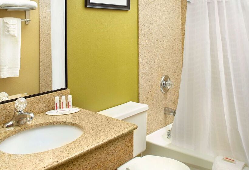 فندق على الطريق Super 8 By Wyndham St. Clairsville Oh/wheeling Wv Area