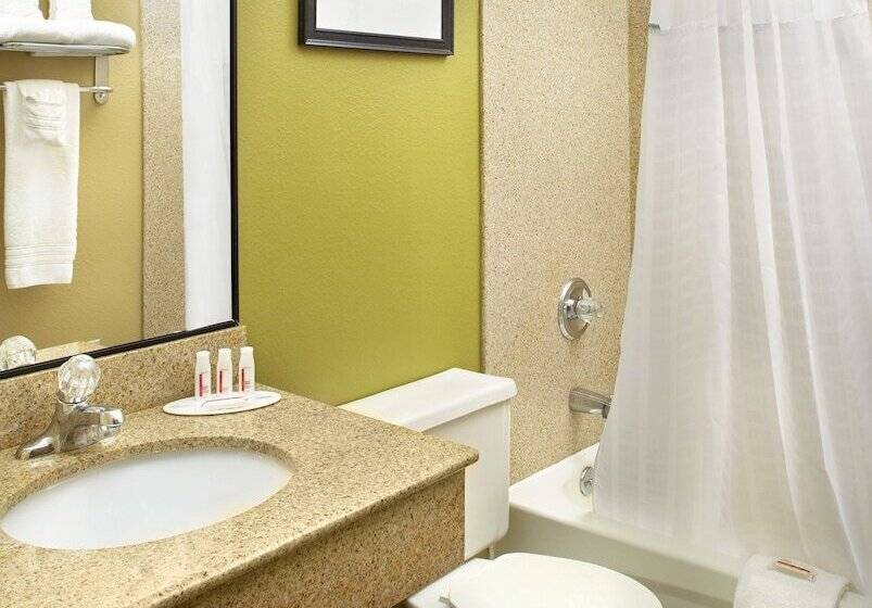 فندق على الطريق Super 8 By Wyndham St. Clairsville Oh/wheeling Wv Area