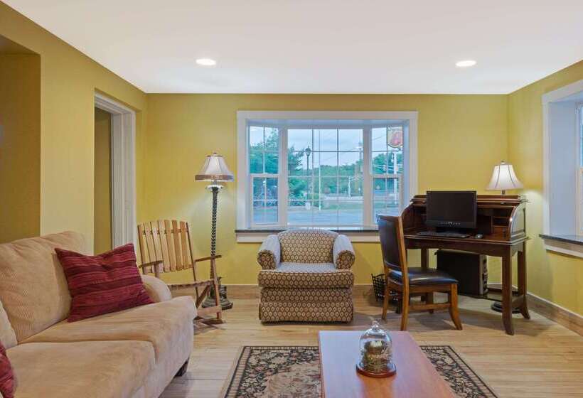 فندق على الطريق Super 8 By Wyndham Sturbridge