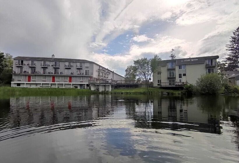 فندق على الطريق Super 8 By Wyndham Sturbridge