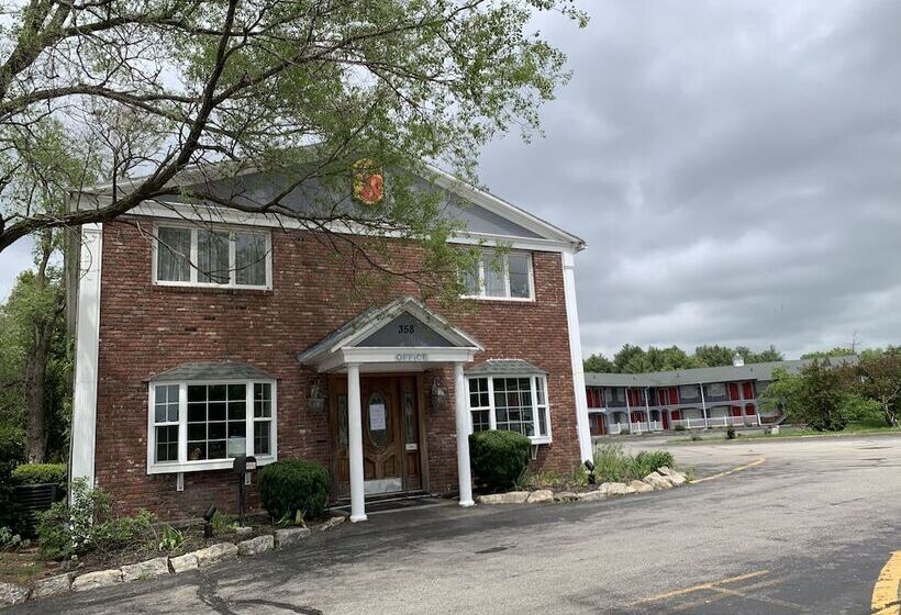 فندق على الطريق Super 8 By Wyndham Sturbridge