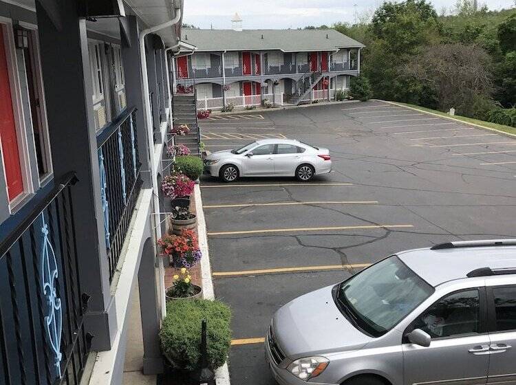 فندق على الطريق Super 8 By Wyndham Sturbridge