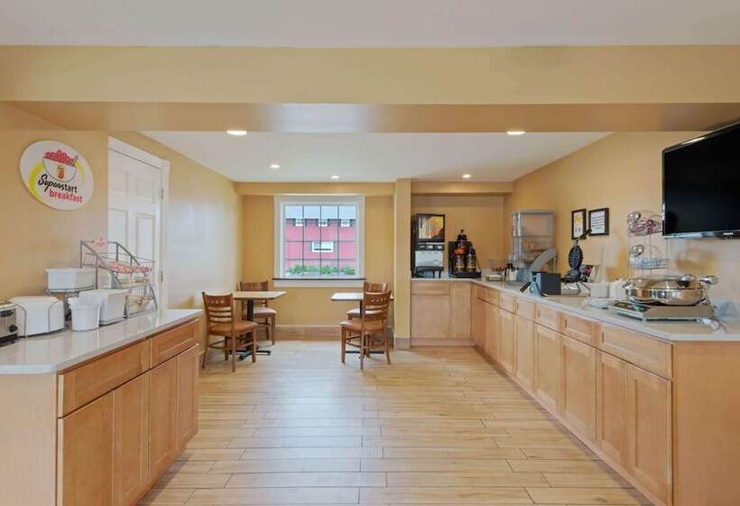 فندق على الطريق Super 8 By Wyndham Sturbridge