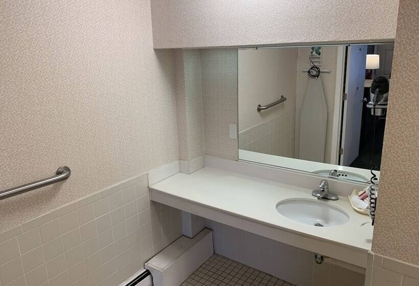 فندق على الطريق Super 8 By Wyndham Sturbridge