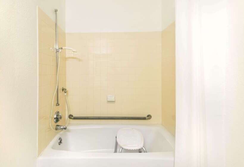 فندق على الطريق Super 8 By Wyndham Twinsburg/cleveland Area