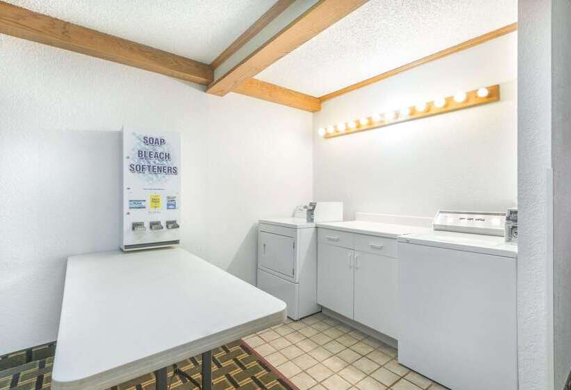 فندق على الطريق Super 8 By Wyndham Twinsburg/cleveland Area