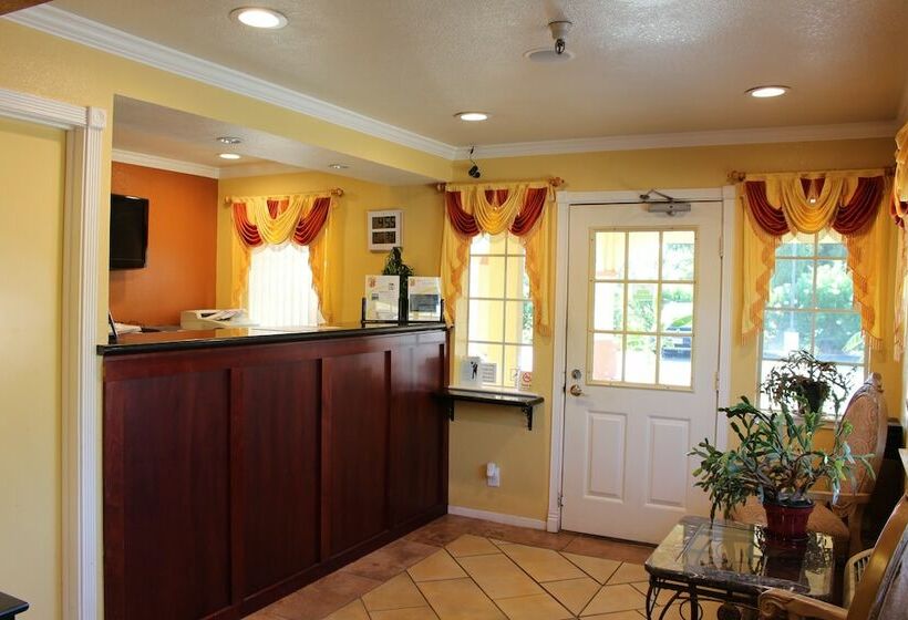 モーテル Upper Lake Inn & Suites