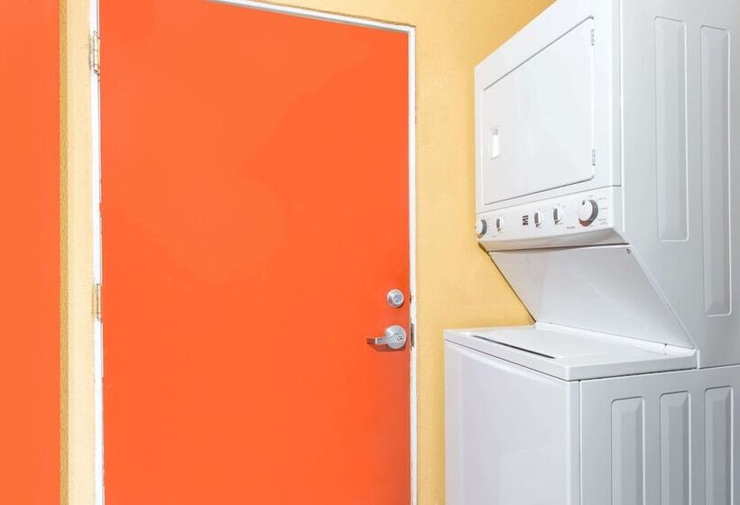 モーテル Upper Lake Inn & Suites