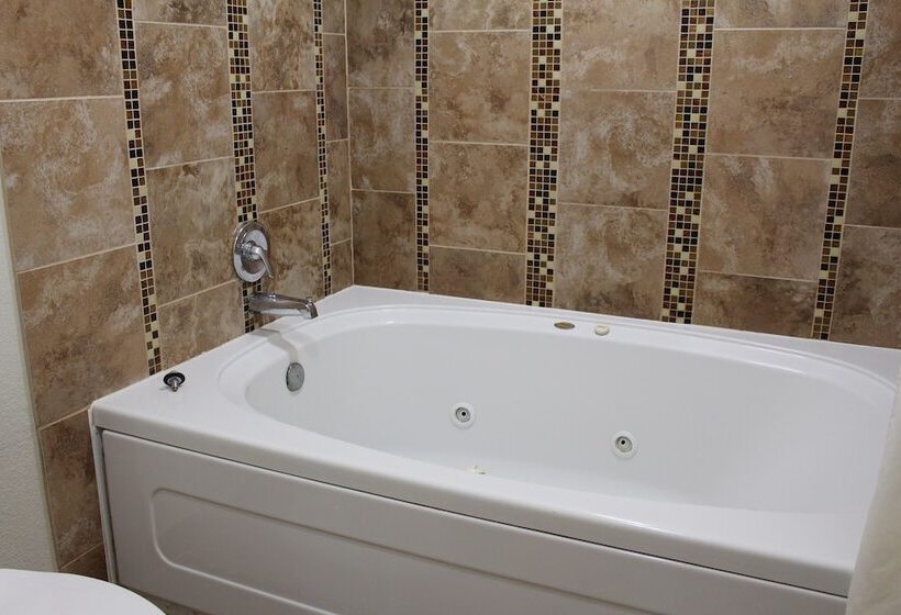 モーテル Upper Lake Inn & Suites