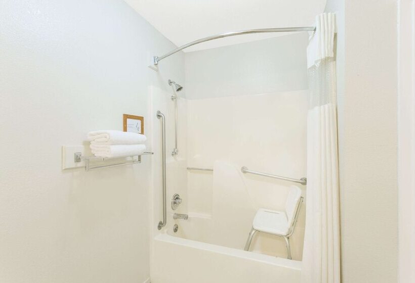 モーテル Upper Lake Inn & Suites