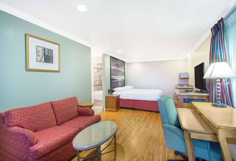 モーテル Upper Lake Inn & Suites