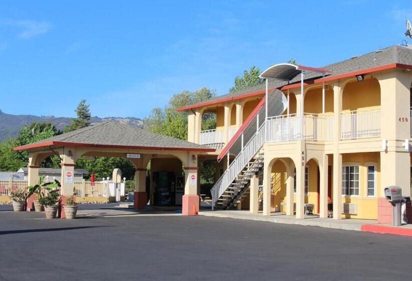 モーテル Upper Lake Inn & Suites