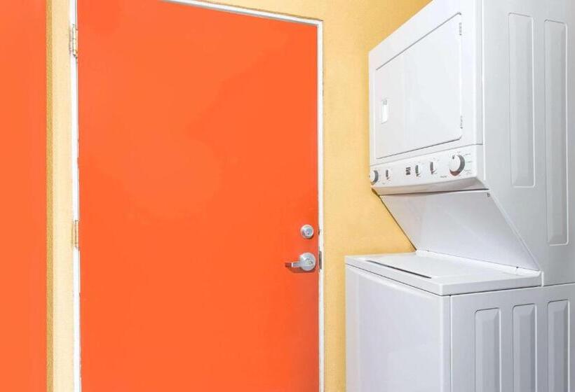 モーテル Upper Lake Inn & Suites