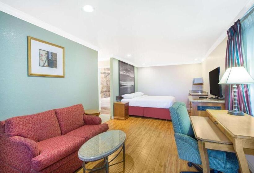 モーテル Upper Lake Inn & Suites