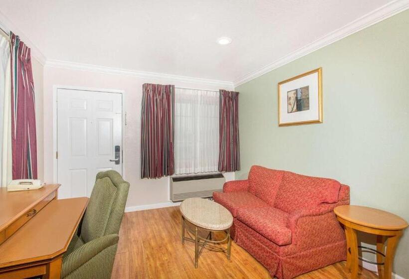 モーテル Upper Lake Inn & Suites