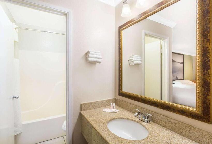 モーテル Upper Lake Inn & Suites