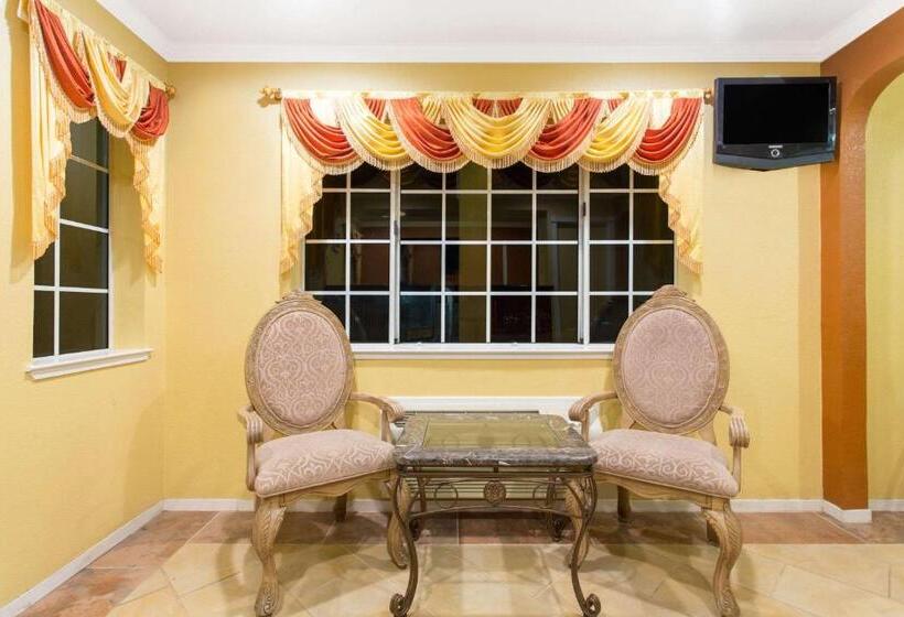 モーテル Upper Lake Inn & Suites