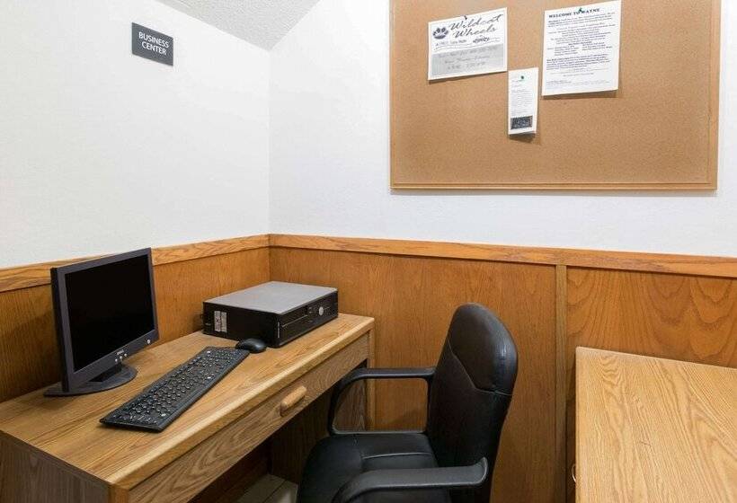 فندق على الطريق Super 8 By Wyndham Wayne