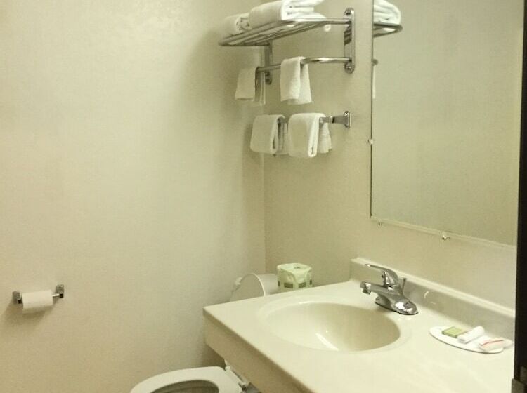 فندق على الطريق Super 8 By Wyndham Wayne