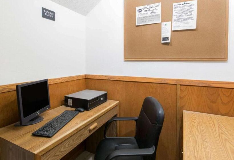 فندق على الطريق Super 8 By Wyndham Wayne