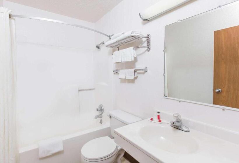 فندق على الطريق Super 8 By Wyndham Wayne