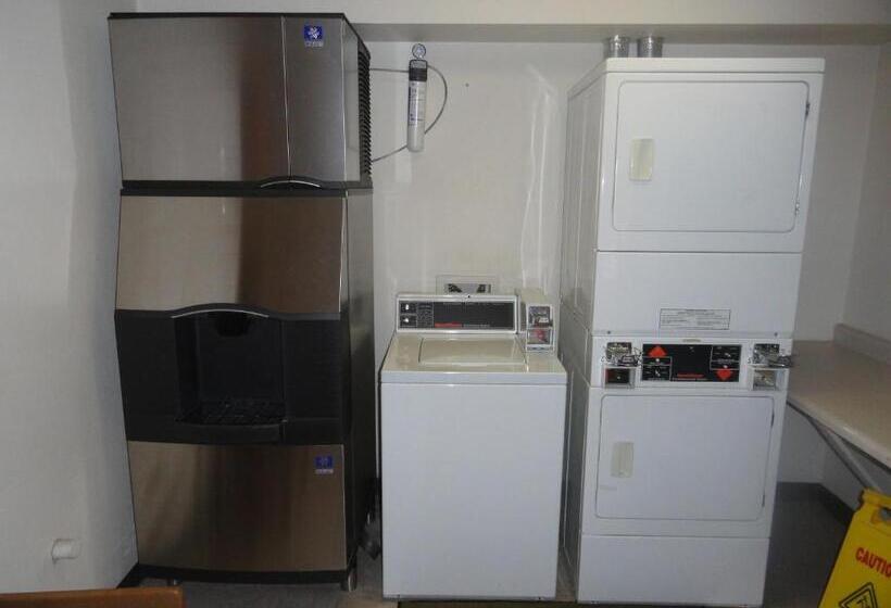 فندق على الطريق Super 8 By Wyndham Wayne