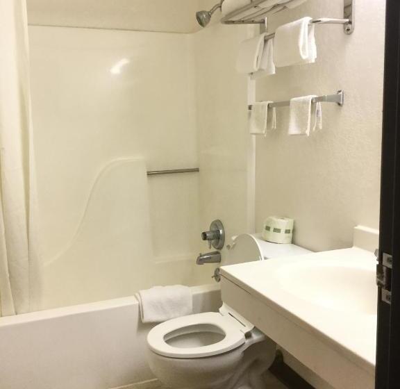 فندق على الطريق Super 8 By Wyndham Wayne